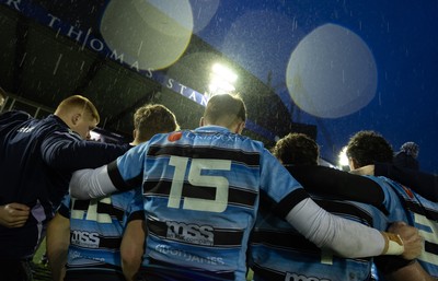 110126 - Cardiff Rugby U18s v Ospreys U18, WRU U18 Regional Age Grade Championship -  Cardiff players huddle up at the end of the match