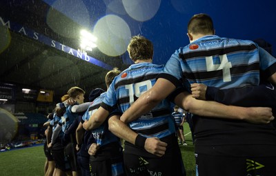 110126 - Cardiff Rugby U18s v Ospreys U18, WRU U18 Regional Age Grade Championship -  Cardiff players huddle up at the end of the match