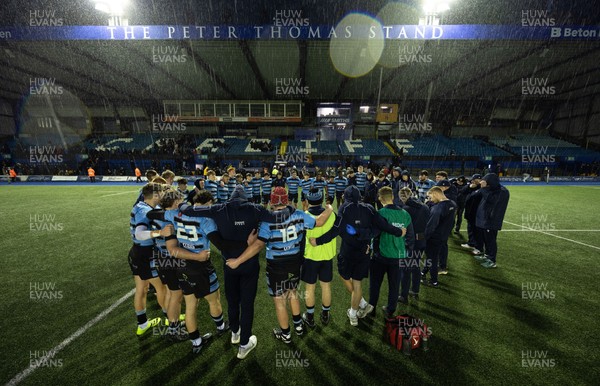 110126 - Cardiff Rugby U18s v Ospreys U18, WRU U18 Regional Age Grade Championship -  Cardiff players huddle up at the end of the match