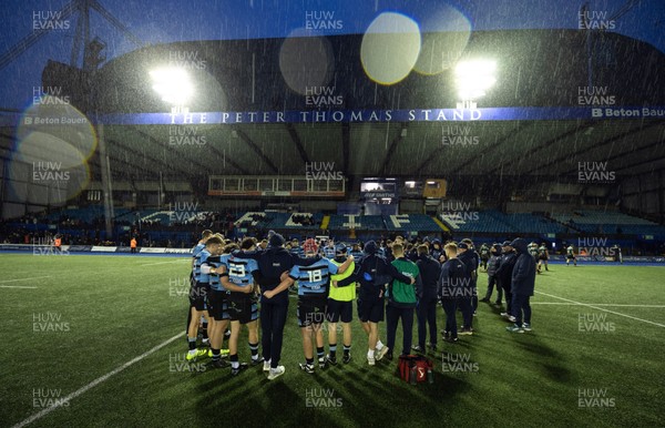 110126 - Cardiff Rugby U18s v Ospreys U18, WRU U18 Regional Age Grade Championship -  Cardiff players huddle up at the end of the match