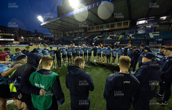 110126 - Cardiff Rugby U18s v Ospreys U18, WRU U18 Regional Age Grade Championship -  Cardiff players huddle up at the end of the match