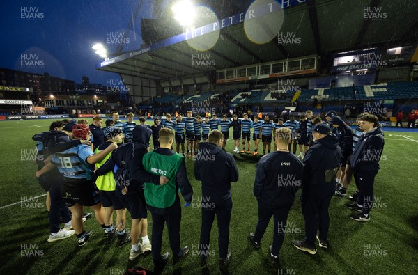 110126 - Cardiff Rugby U18s v Ospreys U18, WRU U18 Regional Age Grade Championship -  Cardiff players huddle up at the end of the match