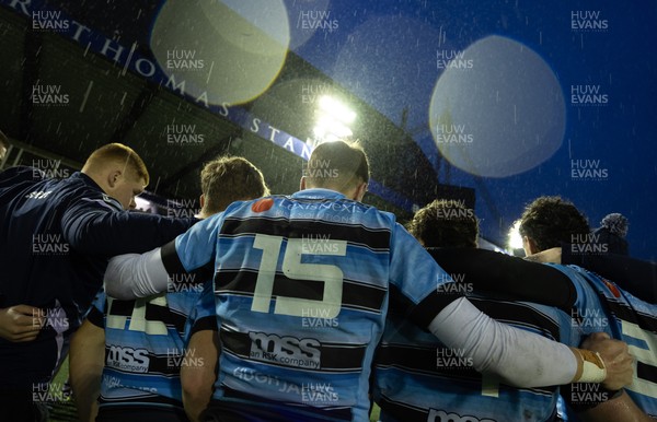110126 - Cardiff Rugby U18s v Ospreys U18, WRU U18 Regional Age Grade Championship -  Cardiff players huddle up at the end of the match