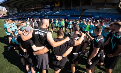 230826 - Cardiff Rugby U18 v Ospreys U18, WRU Regional Age Grade Championship - Ospreys huddle up at the end of the match