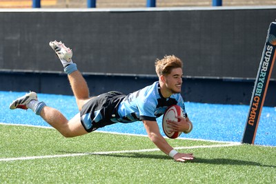 310825 - Cardiff Rugby U18s v RGC U18s - Harvey Bryant of Cardiff dives in to score a try