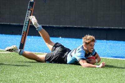 310825 - Cardiff Rugby U18s v RGC U18s - Harvey Bryant of Cardiff dives in to score a try