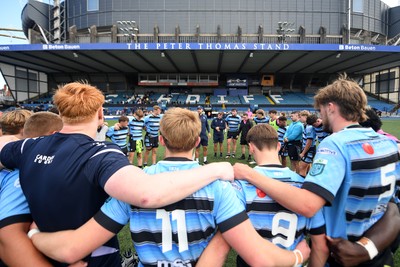310825 - Cardiff Rugby U18s v RGC U18s - Cardiff huddle at full time