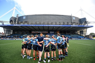 310825 - Cardiff Rugby U18s v RGC U18s - Cardiff huddle at full time