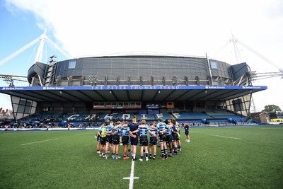 310825 - Cardiff Rugby U18s v RGC U18s - Cardiff huddle at full time