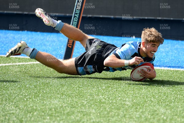 310825 - Cardiff Rugby U18s v RGC U18s - Harvey Bryant of Cardiff dives in to score a try