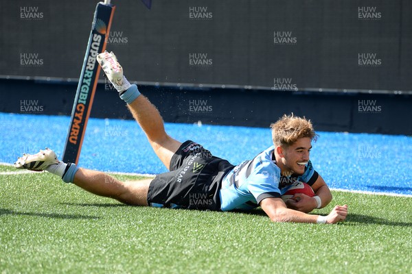 310825 - Cardiff Rugby U18s v RGC U18s - Harvey Bryant of Cardiff dives in to score a try