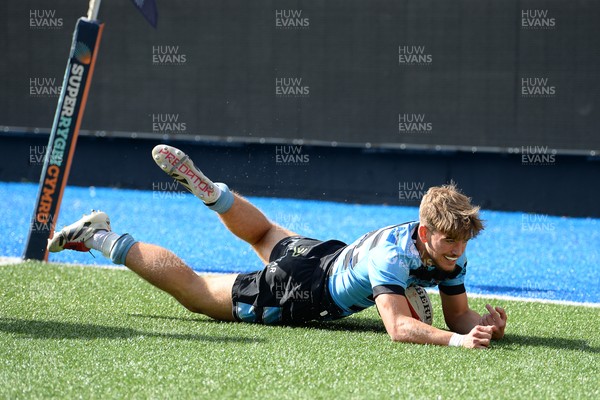 310825 - Cardiff Rugby U18s v RGC U18s - Harvey Bryant of Cardiff dives in to score a try