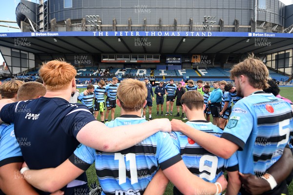 310825 - Cardiff Rugby U18s v RGC U18s - Cardiff huddle at full time