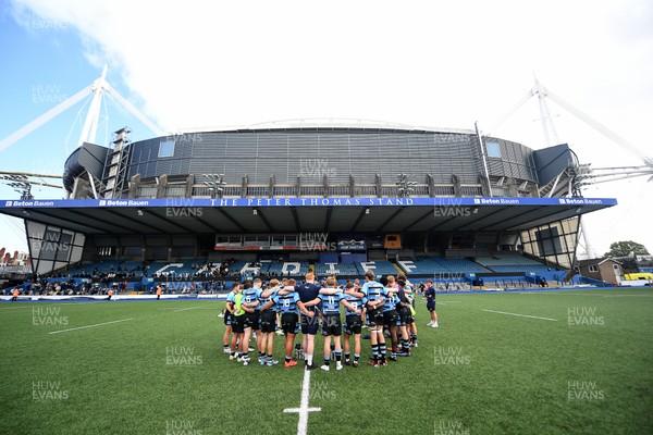 310825 - Cardiff Rugby U18s v RGC U18s - Cardiff huddle at full time