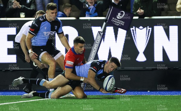 161223 - Cardiff Rugby v Bath Rugby, Investec Champions Cup - Josh Adams of Cardiff Rugby powers over to score try