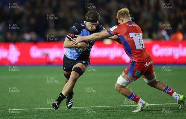 161223 - Cardiff Rugby v Bath Rugby, Investec Champions Cup - Teddy Williams of Cardiff Rugby takes on Miles Reid of Bath Rugby