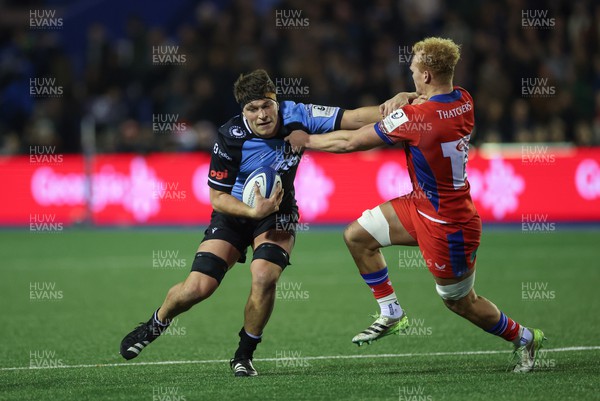 161223 - Cardiff Rugby v Bath Rugby, Investec Champions Cup - Teddy Williams of Cardiff Rugby takes on Miles Reid of Bath Rugby