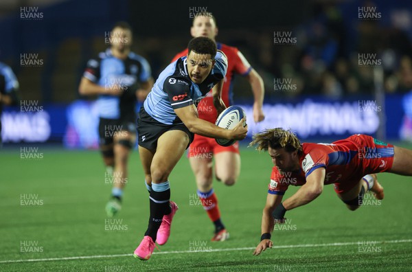 161223 - Cardiff Rugby v Bath Rugby, Investec Champions Cup - Ben Thomas of Cardiff Rugby takes on Tom de Glanville of Bath Rugby