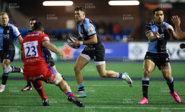 161223 - Cardiff Rugby v Bath Rugby, Investec Champions Cup - Mason Grady of Cardiff Rugby breaks away