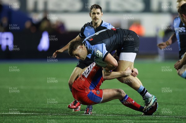 161223 - Cardiff Rugby v Bath Rugby, Investec Champions Cup - Mason Grady of Cardiff Rugby takes on Finn Russell of Bath Rugby