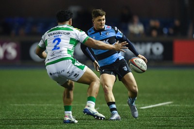 240126 - Cardiff Rugby v Benetton Rugby - United Rugby Championship - Callum Sheedy of Cardiff Rugby is challenged by Siua Maile of Benetton