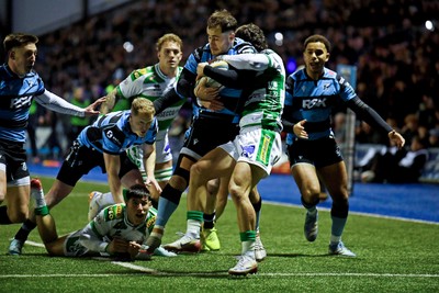240126 - Cardiff Rugby v Benetton Rugby - United Rugby Championship - Iwan Stephens of Cardiff Rugby is challenged by Lorenzo Cannone of Benetton