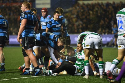 240126 - Cardiff Rugby v Benetton Rugby - United Rugby Championship - Cardiff players power over to score a try