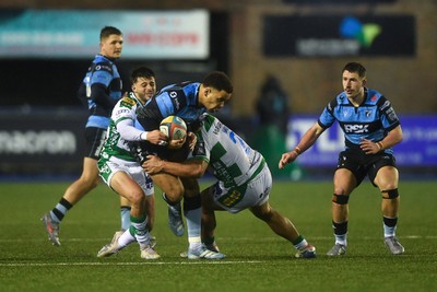 240126 - Cardiff Rugby v Benetton Rugby - United Rugby Championship - Ben Thomas of Cardiff Rugby is challenged by Siua Maile of Benetton