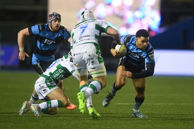 240126 - Cardiff Rugby v Benetton Rugby - United Rugby Championship - Ben Thomas of Cardiff Rugby is challenged by Manuel Zuliani of Benetton