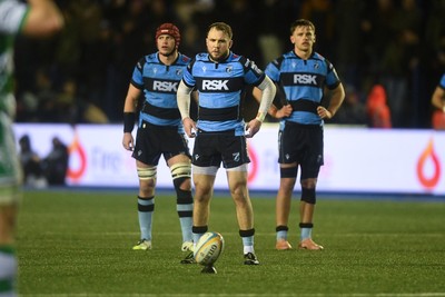 240126 - Cardiff Rugby v Benetton Rugby - United Rugby Championship - Ioan Lloyd of Cardiff Rugby kicks a penalty