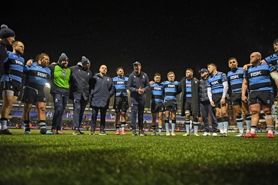 240126 - Cardiff Rugby v Benetton Rugby - United Rugby Championship - Cardiff Rugby huddle at full time