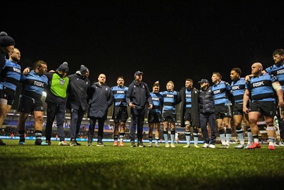 240126 - Cardiff Rugby v Benetton Rugby - United Rugby Championship - Cardiff Rugby huddle at full time