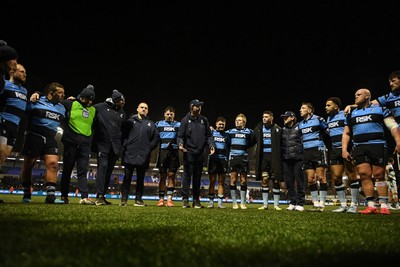 240126 - Cardiff Rugby v Benetton Rugby - United Rugby Championship - Cardiff Rugby huddle at full time