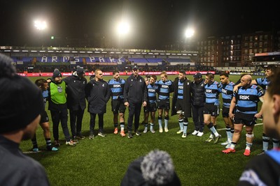 240126 - Cardiff Rugby v Benetton Rugby - United Rugby Championship - Cardiff Rugby huddle at full time