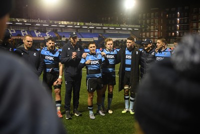 240126 - Cardiff Rugby v Benetton Rugby - United Rugby Championship - Callum Sheedy of Cardiff Rugby leads his sides huddle at full time