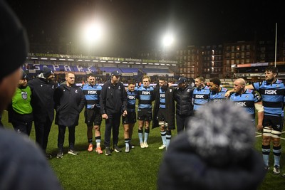 240126 - Cardiff Rugby v Benetton Rugby - United Rugby Championship - Callum Sheedy of Cardiff Rugby leads his sides huddle at full time