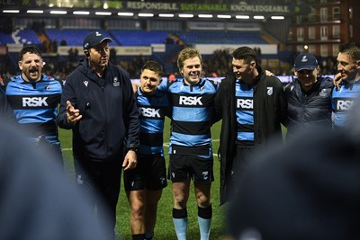 240126 - Cardiff Rugby v Benetton Rugby - United Rugby Championship - Cardiff huddle at full time
