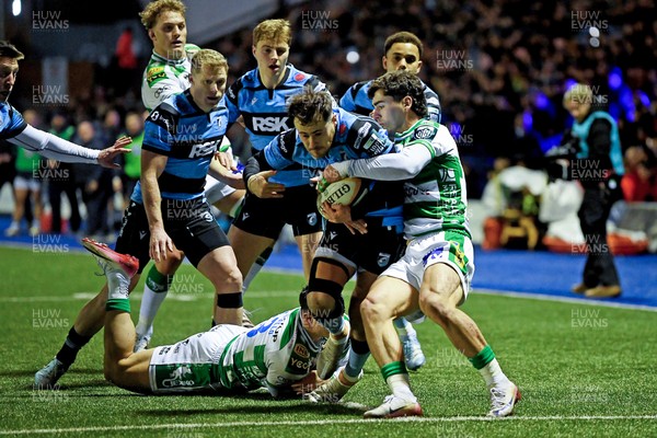 240126 - Cardiff Rugby v Benetton Rugby - United Rugby Championship - Iwan Stephens of Cardiff Rugby is challenged by Lorenzo Cannone of Benetton