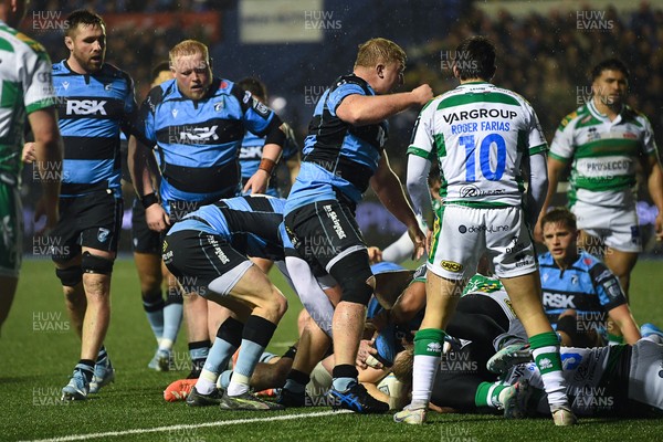 240126 - Cardiff Rugby v Benetton Rugby - United Rugby Championship - Cardiff players power over to score a try