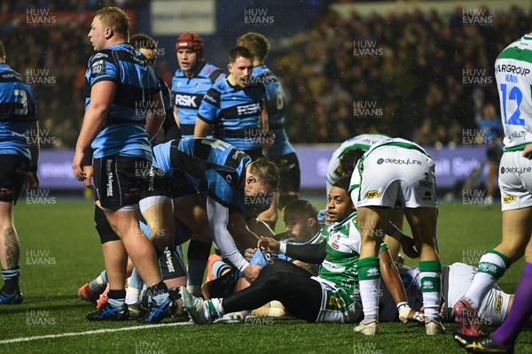 240126 - Cardiff Rugby v Benetton Rugby - United Rugby Championship - Cardiff players power over to score a try