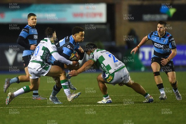 240126 - Cardiff Rugby v Benetton Rugby - United Rugby Championship - Ben Thomas of Cardiff Rugby is challenged by Siua Maile of Benetton