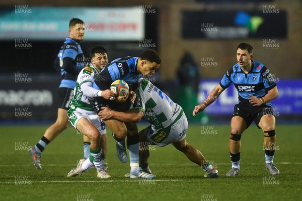 240126 - Cardiff Rugby v Benetton Rugby - United Rugby Championship - Ben Thomas of Cardiff Rugby is challenged by Siua Maile of Benetton