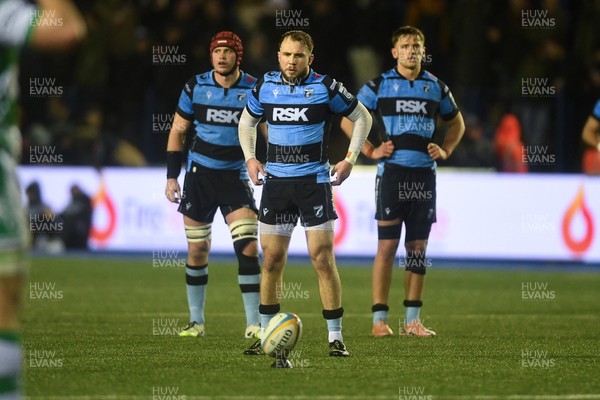 240126 - Cardiff Rugby v Benetton Rugby - United Rugby Championship - Ioan Lloyd of Cardiff Rugby kicks a penalty
