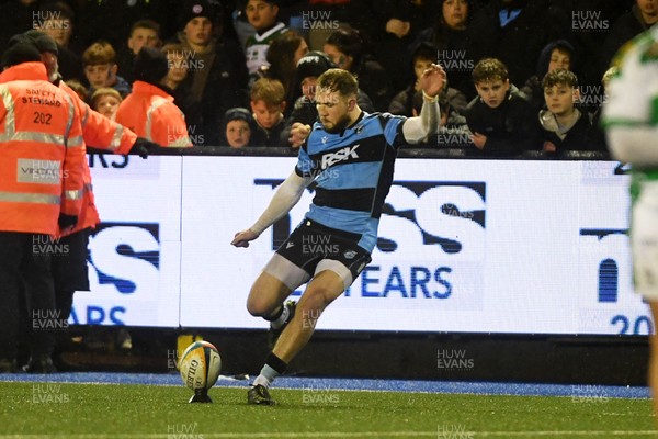 240126 - Cardiff Rugby v Benetton Rugby - United Rugby Championship - Ioan Lloyd of Cardiff Rugby kicks a penalty
