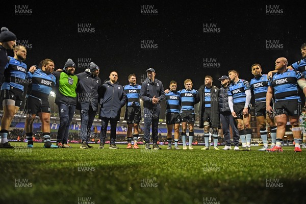 240126 - Cardiff Rugby v Benetton Rugby - United Rugby Championship - Cardiff Rugby huddle at full time