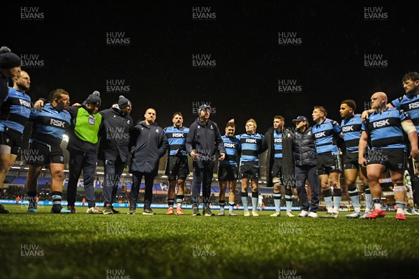 240126 - Cardiff Rugby v Benetton Rugby - United Rugby Championship - Cardiff Rugby huddle at full time