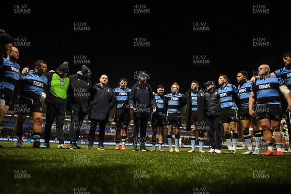 240126 - Cardiff Rugby v Benetton Rugby - United Rugby Championship - Cardiff Rugby huddle at full time