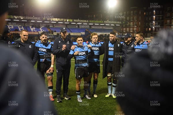 240126 - Cardiff Rugby v Benetton Rugby - United Rugby Championship - Callum Sheedy of Cardiff Rugby leads his sides huddle at full time
