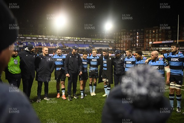 240126 - Cardiff Rugby v Benetton Rugby - United Rugby Championship - Callum Sheedy of Cardiff Rugby leads his sides huddle at full time