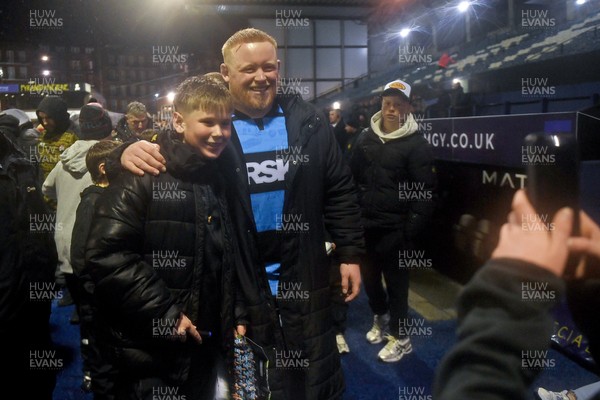 240126 - Cardiff Rugby v Benetton Rugby - United Rugby Championship - Kieron Assiratti of Cardiff Rugby with fans at full time
